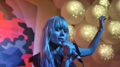 articles/2011/04/01/oh-land-and-eske-kaths-visual-art-at-new-yorks-charles-bank-gallery/stern-oh-land-gallery-launch_ucfurt