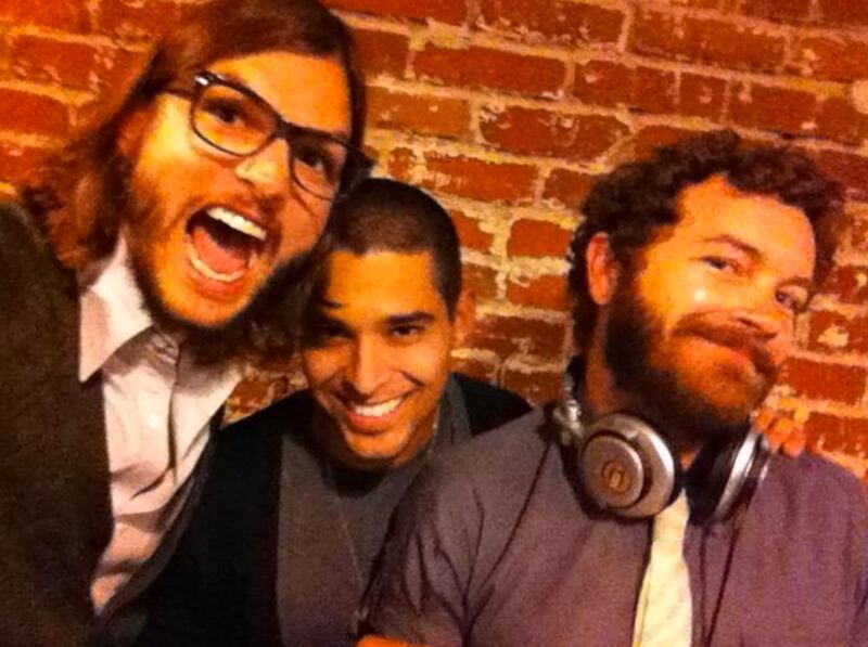 galleries/2011/11/13/zooey-deschanel-victoria-s-secret-show-in-celebrity-twitpics-photos/ashton-kutcher-celebrity-twitter-photos-111113_oowwwp