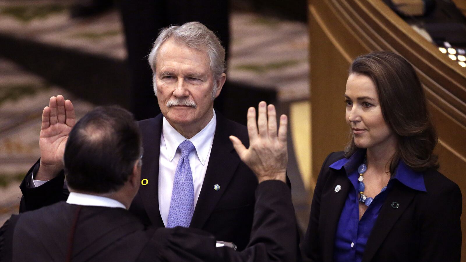 articles/2015/02/12/oregon-s-sketchy-guv-staying-put/150212-mak-oregon-tease_ojw1fr