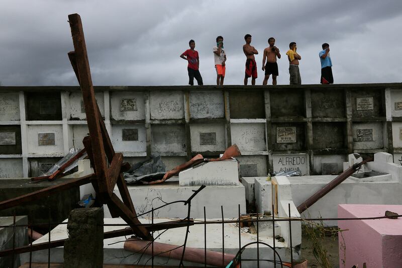 galleries/2013/11/14/aid-arrives-for-typhoon-ravaged-philippines-photos/philippine-aid-gal-7_v303dc