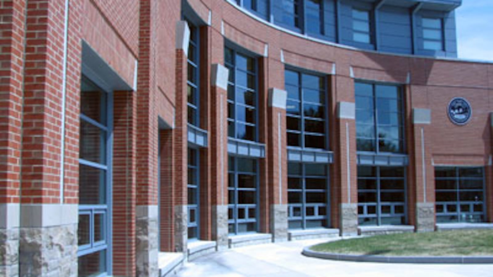 qhs-exterior-curve_oon8nf