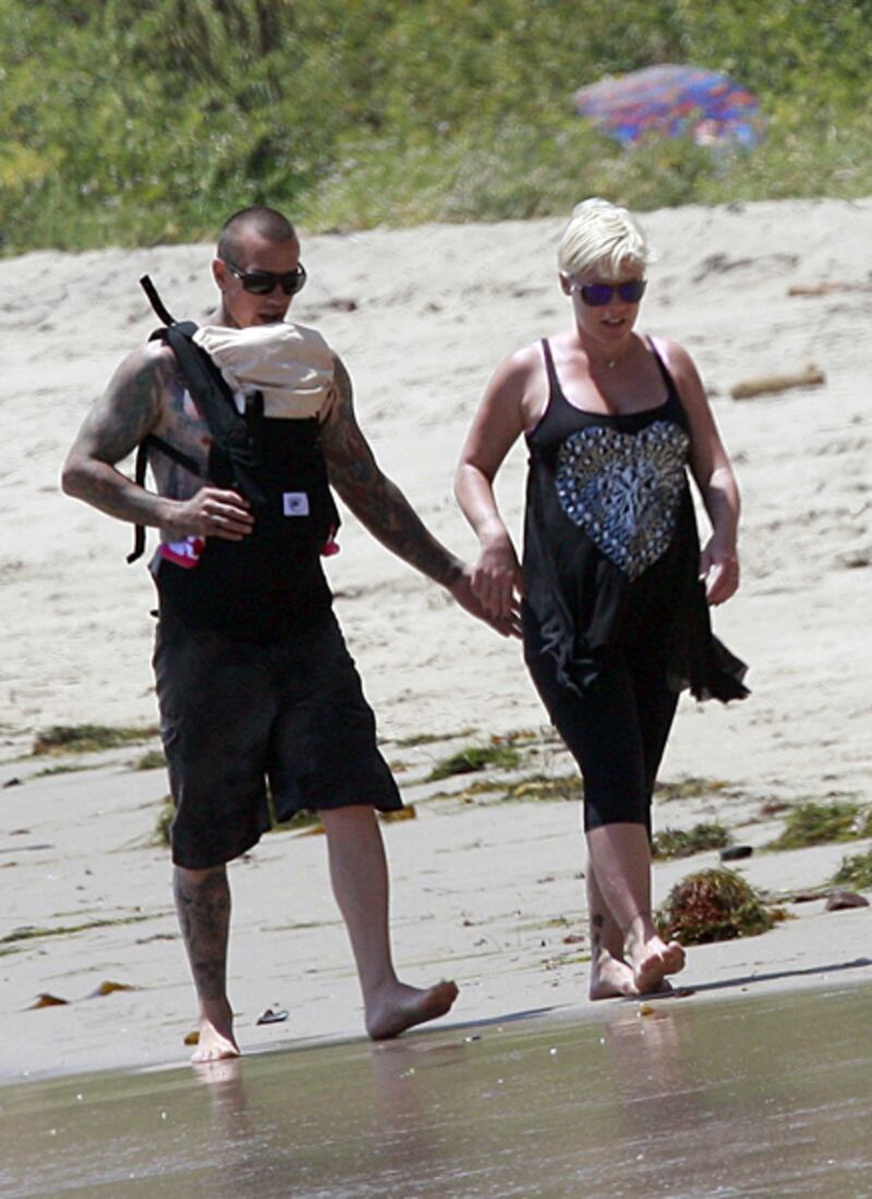 galleries/2011/07/11/david-and-victoria-beckham-s-harper-seven-and-more-summer-babies-2011/celeb-babies-pink_dpdjun