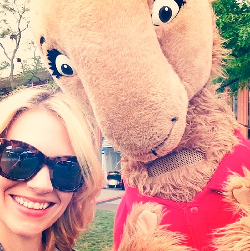 galleries/2014/04/20/miley-cyrus-biden-and-obama-and-the-best-celebrity-selfies-of-the-week/140418-jones-selfie_hmtesn