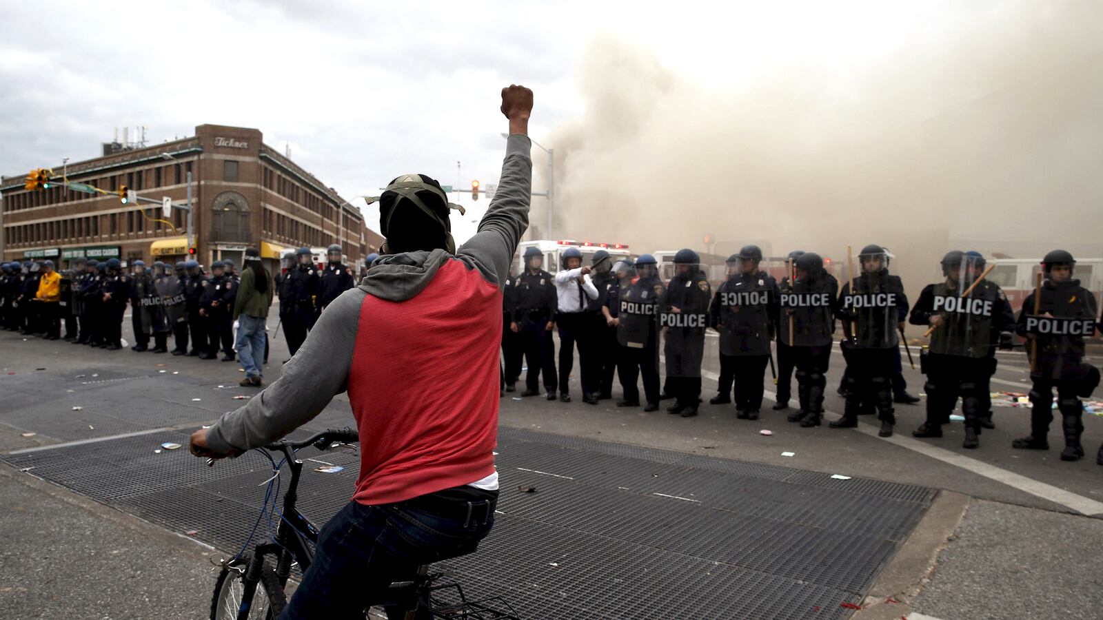 articles/2015/04/27/cops-watch-as-baltimore-burns/150427-mak-baltimore-police-tease_jipmah