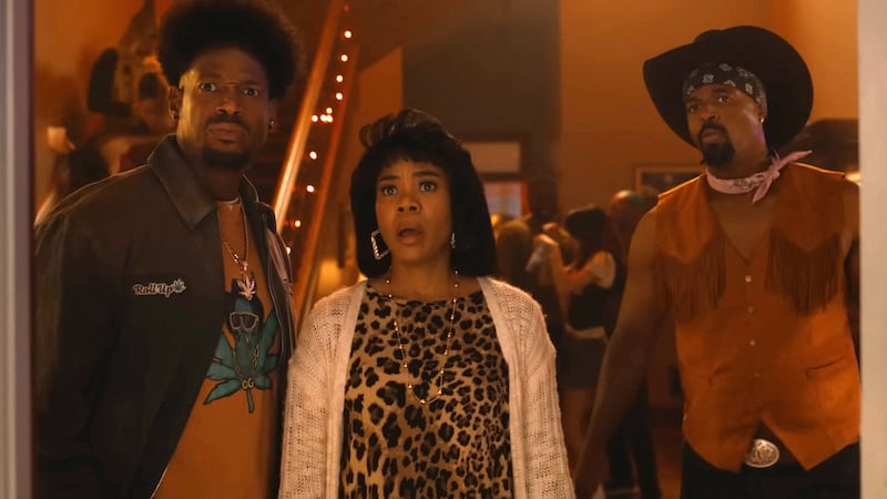 Marlon Wayans, Regina Hall, and Shawn Wayans in Scary Movie.