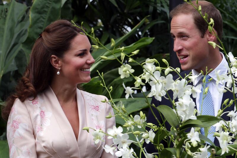 articles/2012/09/11/harry-who-kate-and-william-take-centre-stage-in-singapore/kate-william-singapore2_xktlps