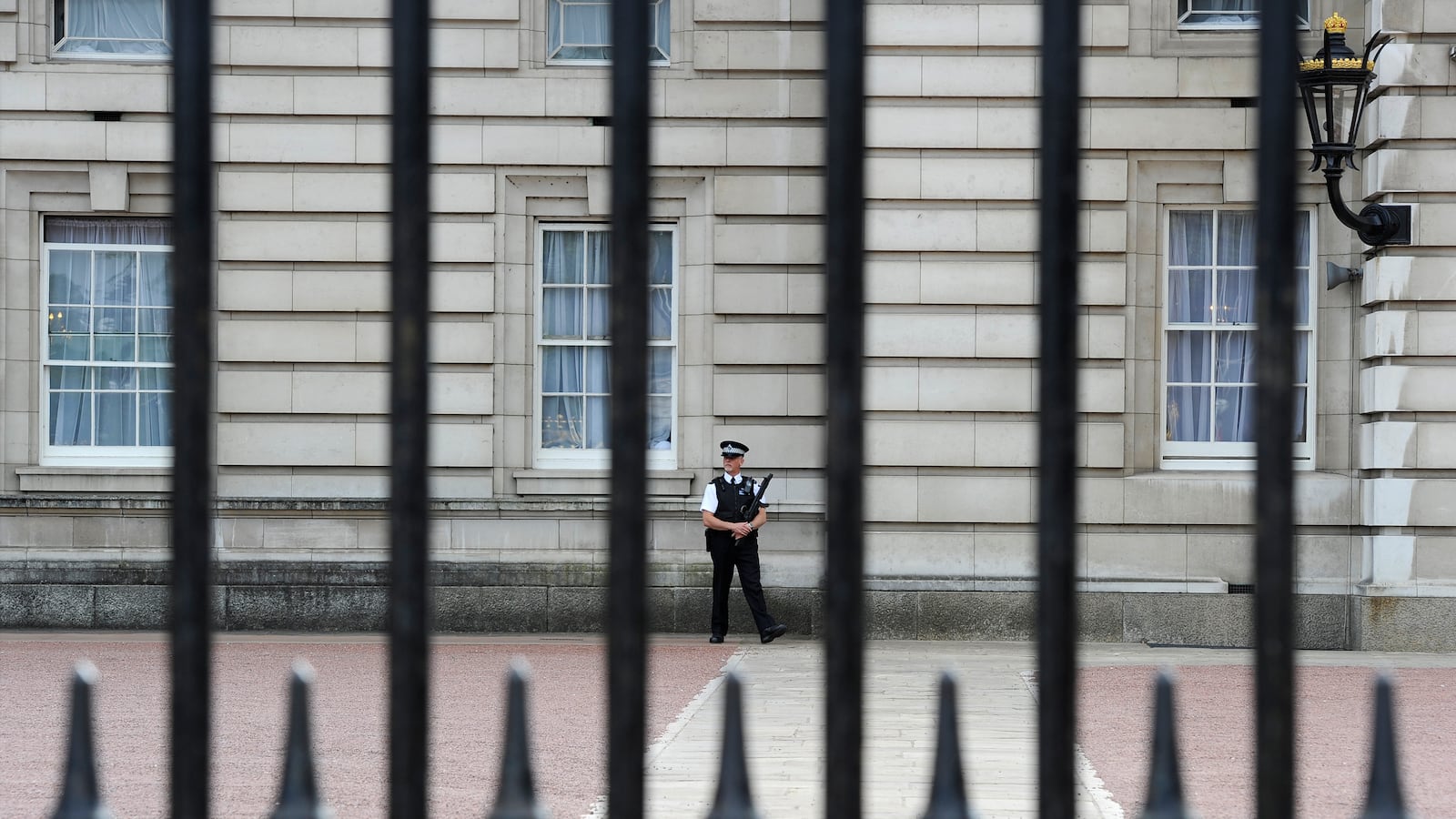 A police officer guards Buckingham Palace in London May 16, 2011. Irish militants opposed to the peace process with Britain warned of a bomb in central London.