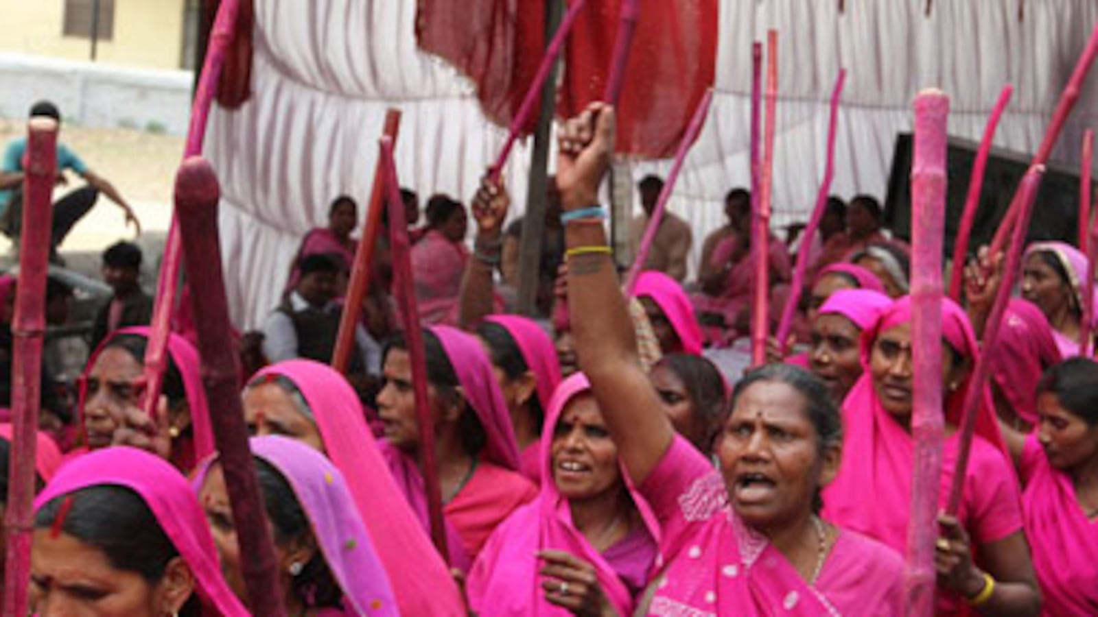 articles/2011/02/26/meet-the-woman-behind-indias-pink-vigilantes/fontanella-khan-pink-gang_162557_lbossd