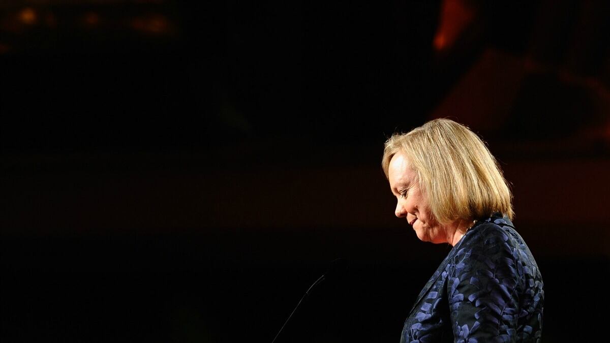 cheats/2012/08/22/hp-share-revenues-drop/meg-whitman-cheat_a1aral