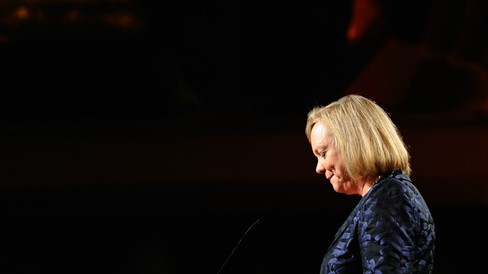 cheats/2012/08/22/hp-share-revenues-drop/meg-whitman-cheat_a1aral