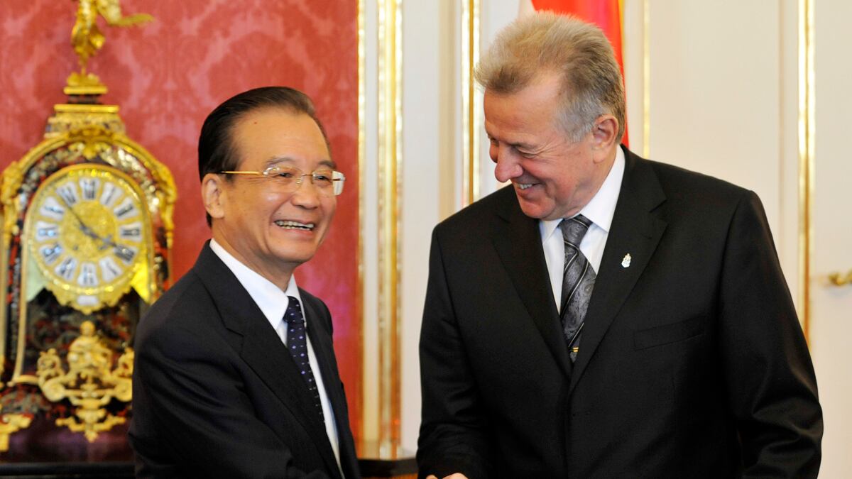 cheats/2011/06/26/china-s-premier-arrives-in-u-k0/china-hungary-wen-jiabao-cheat_y3fjkt