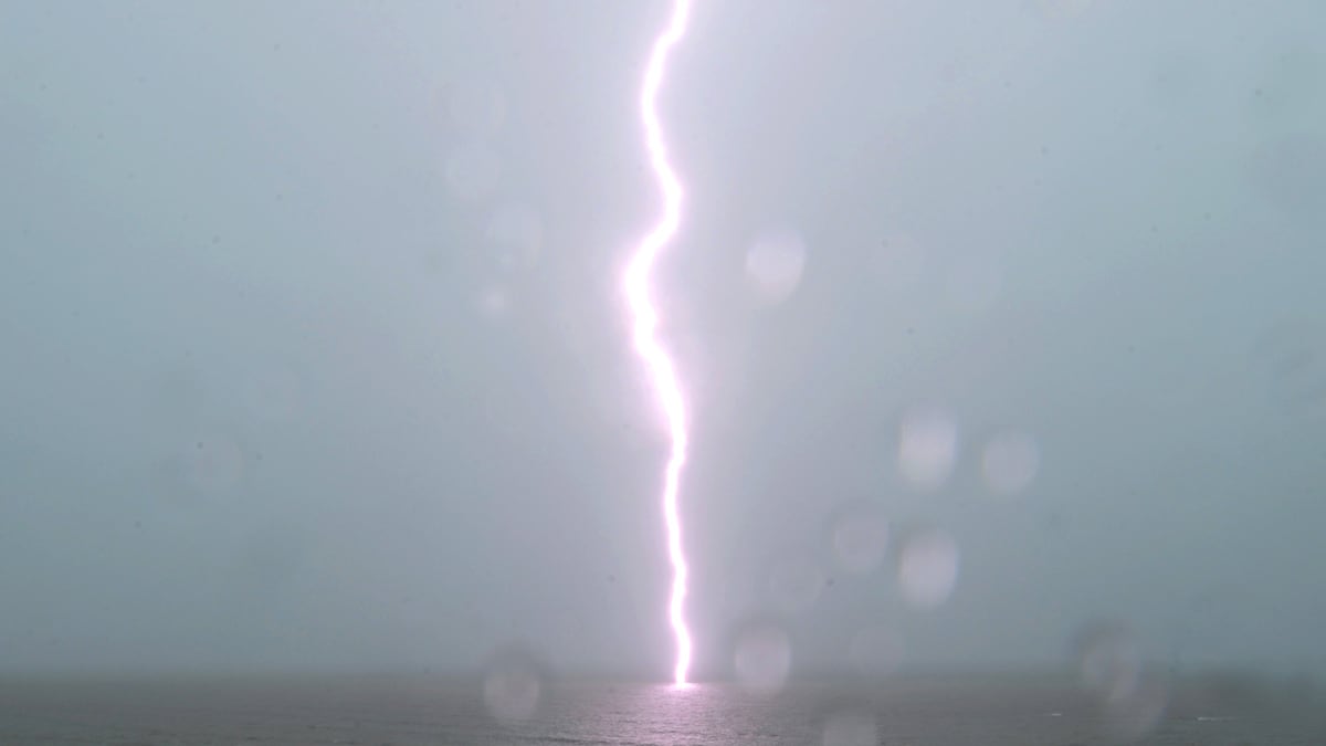 cheats/2014/07/28/freak-lightening-storm-kills-1-injures-13/140728-lightening-cheat_hkw1lq