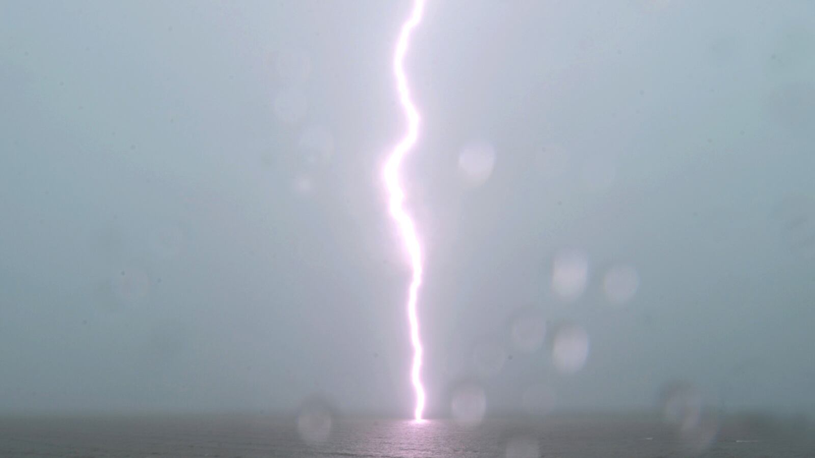 cheats/2014/07/28/freak-lightening-storm-kills-1-injures-13/140728-lightening-cheat_hkw1lq