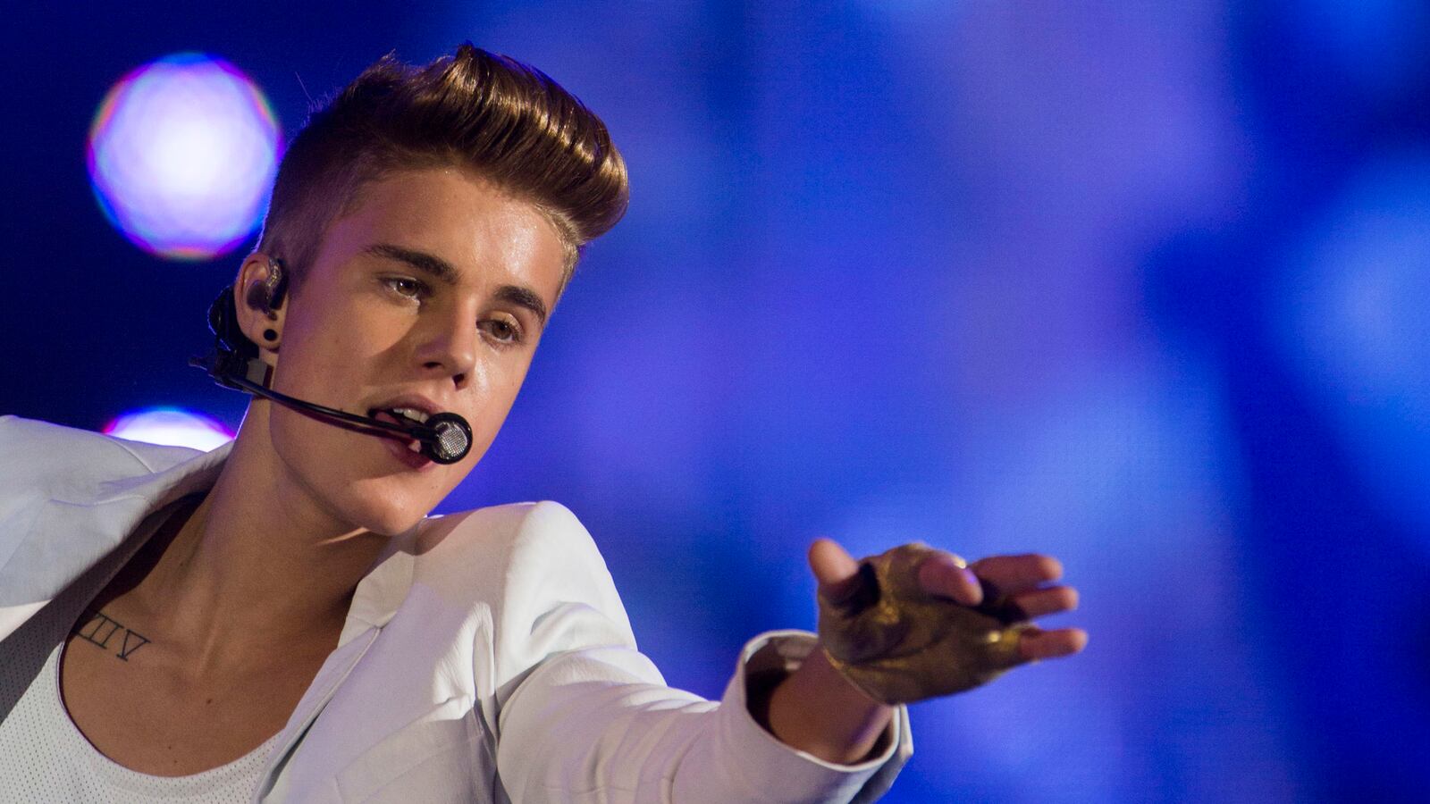 cheats/2013/04/14/bieber-leaves-message-for-anne-frank/130414-bieber-anne-frank-cheat_w95rii