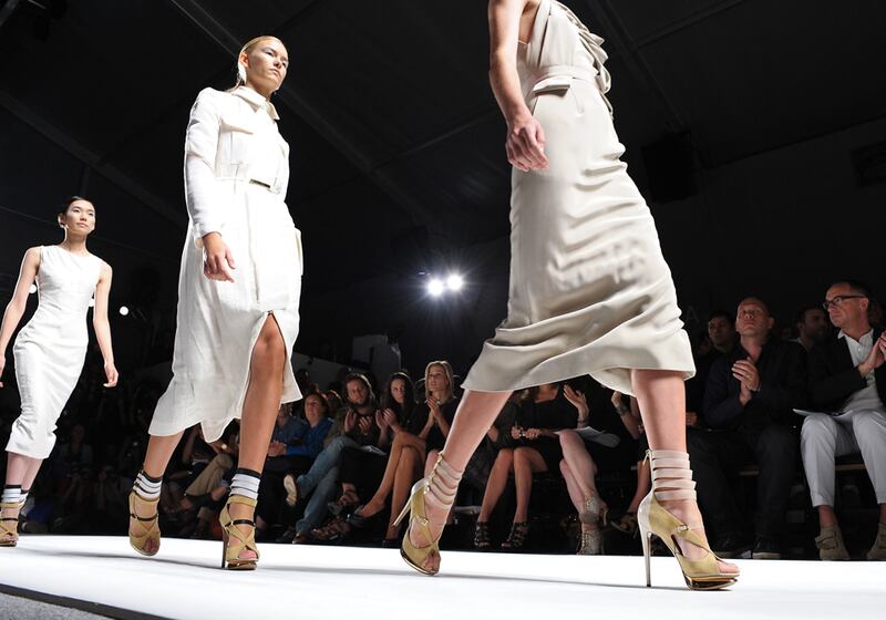 galleries/2010/09/10/fashion-week-s-first-days/ny-fashion-week-wrap-1---gurung-1_mn7oma