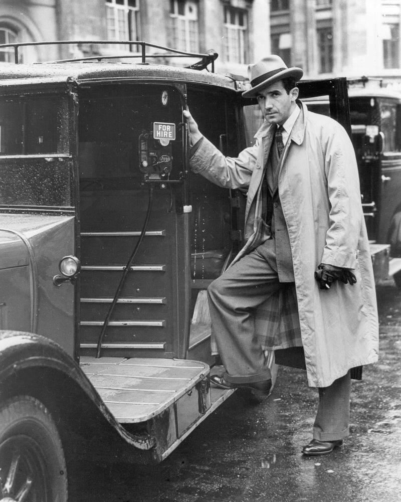 galleries/2014/04/14/in-the-trenches-100-years-of-the-burberry-coat/140413-murrow-trench_ruhlji