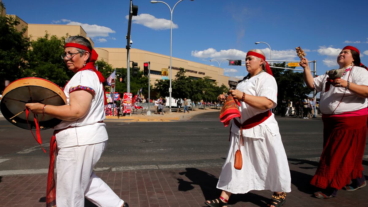 cheats/2016/12/05/trump-wants-to-privatize-reservations/161205-trump-oil-indian-reservations-cheat_a8v99g