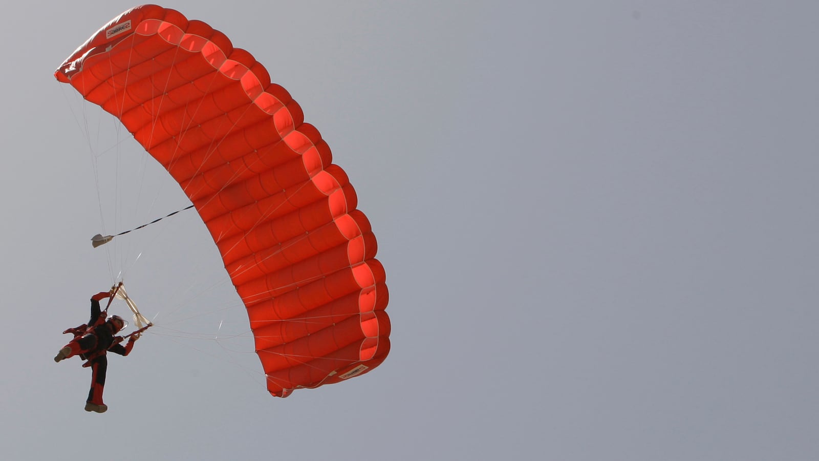 cheats/2013/12/04/skydivers-collide-mid-air/131204-skydiving-collision-cheat_nptpnp