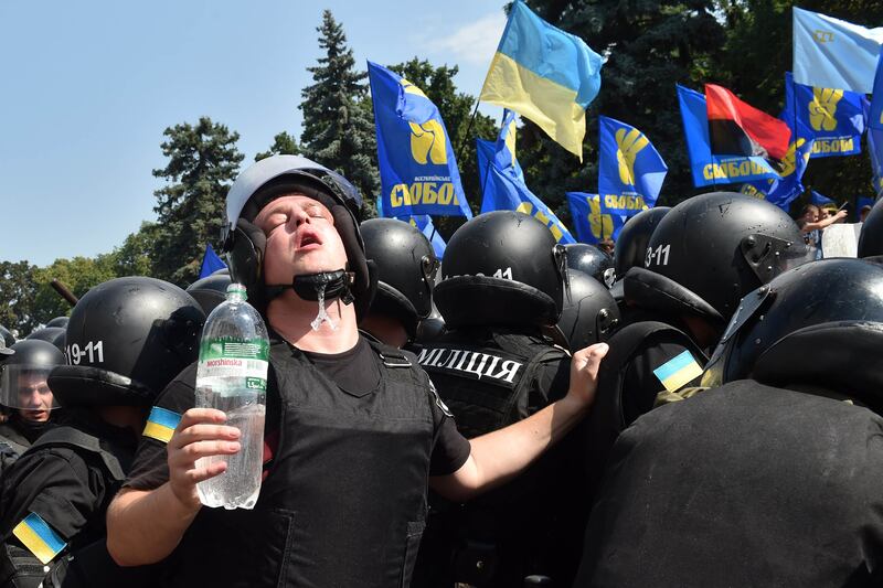 galleries/2015/08/31/protesters-clash-with-police-in-ukraine-photos/150831-ukraine-clashes4_wap8xv