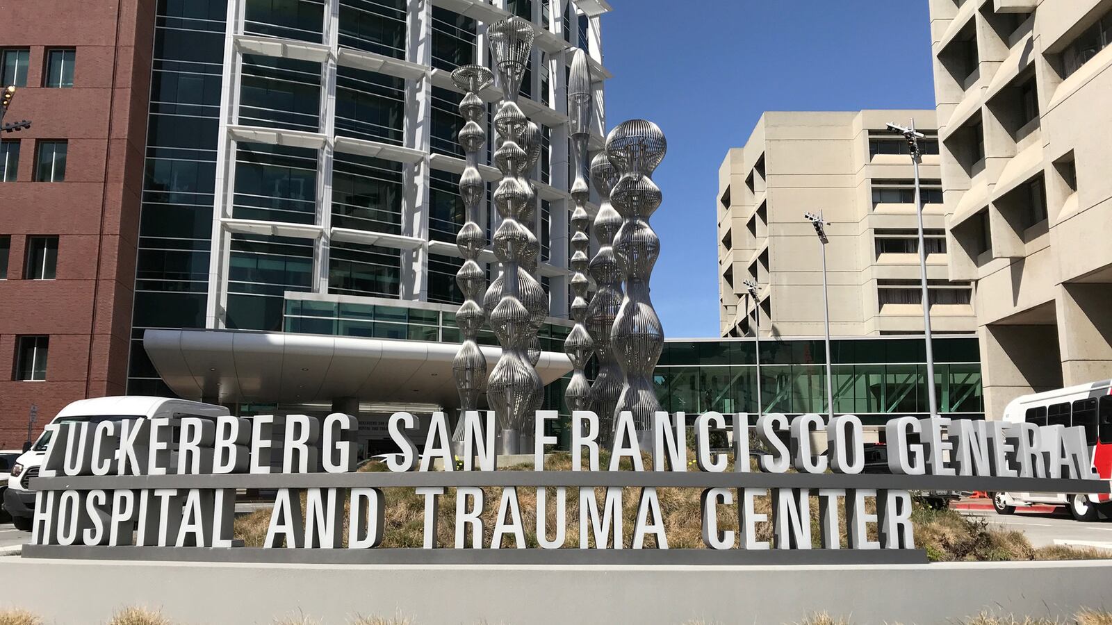 2018-04-03T000000Z_1254328369_RC1B4F29E000_RTRMADP_3_CALIFORNIA-YOUTUBE-SHOOTING_furr3k