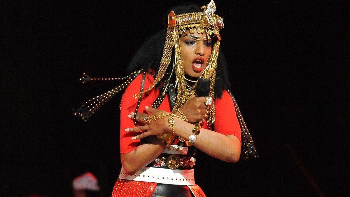 galleries/2012/02/06/rapper-mia-flips-the-bird-during-the-superbowl-and-more-controversial-moments-photos/mia-controversies-tease_cdq1ed