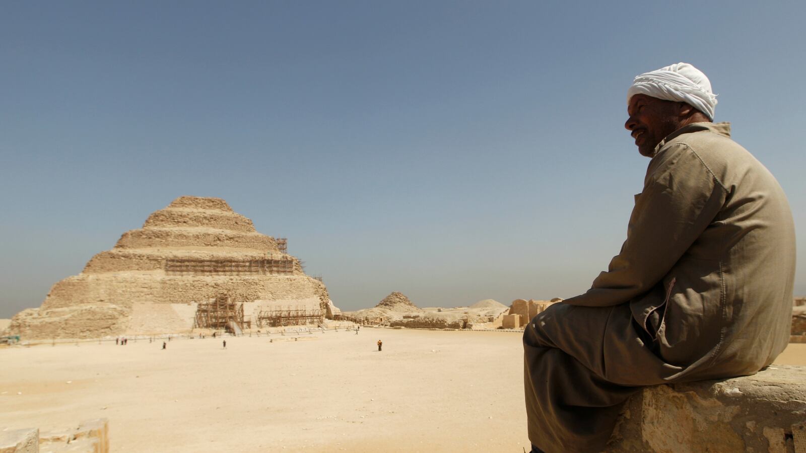 cheats/2015/11/28/drive-by-shooting-kills-4-egyptian-cops/151128-pyramid-cheat_jddxd6