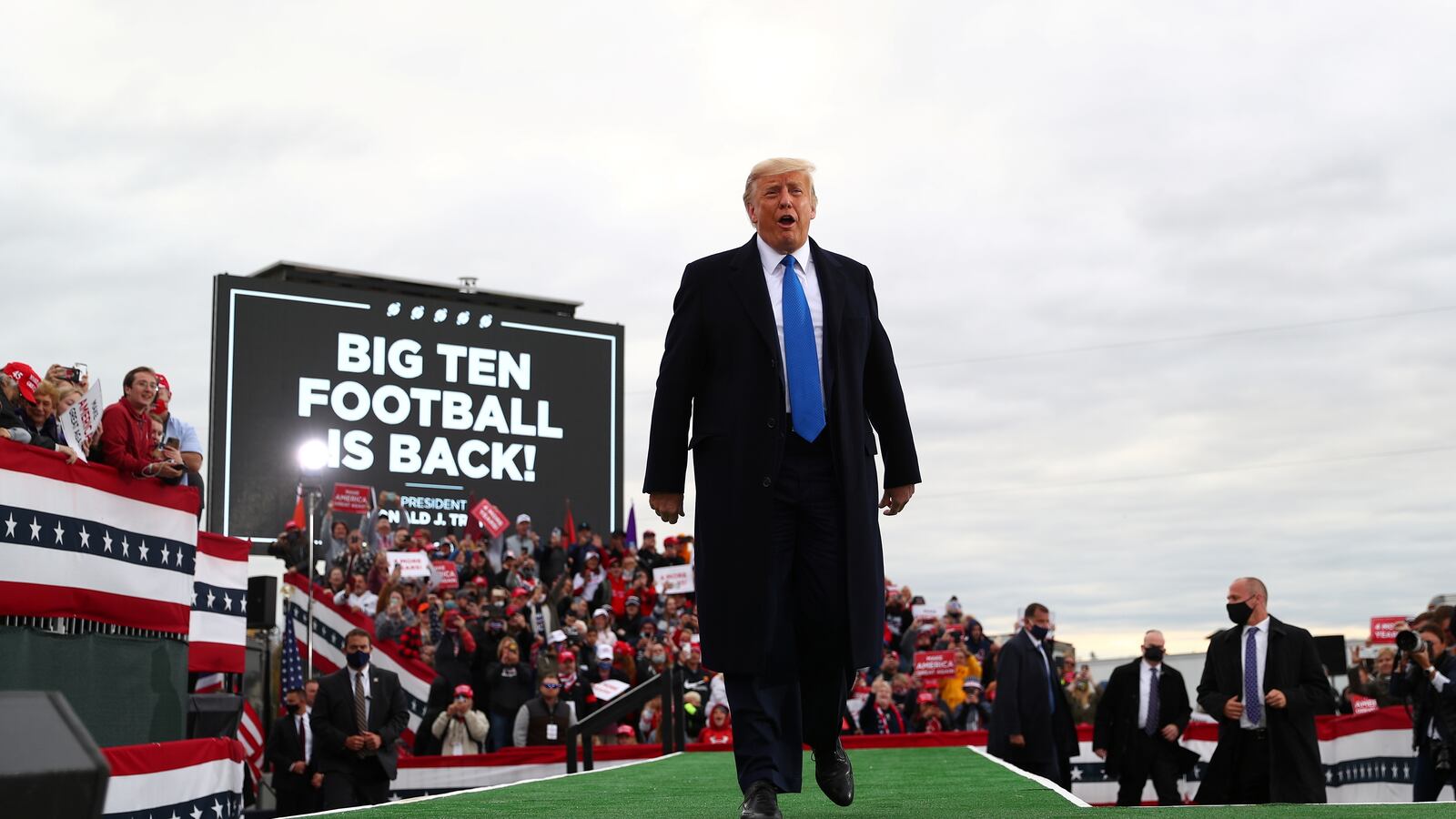 2020-10-24T215407Z_1575779205_RC29PJ90F8F8_RTRMADP_3_USA-ELECTION-TRUMP_ur4clj