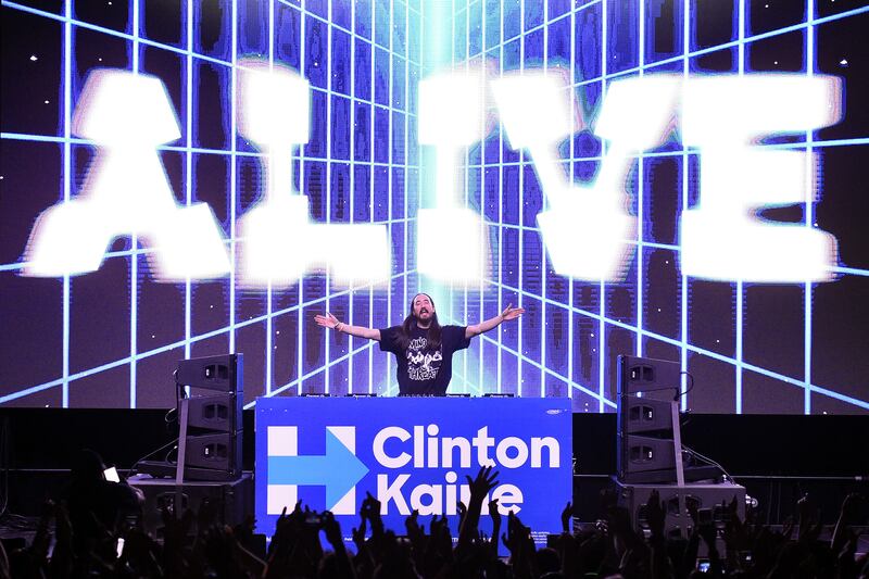 galleries/2016/11/07/musicians-get-political-campaign-concerts-in-2016/161107-campaign-concerts-07_yoclis