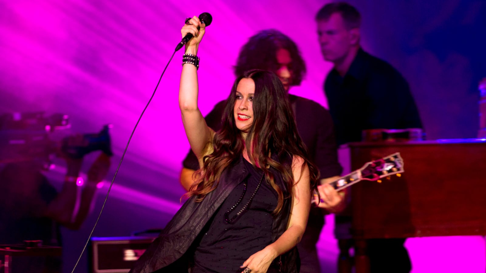articles/2012/11/01/alanis-morissette-on-why-america-must-embrace-the-feminine/feminism-alanis-morissette-tease_mvwphc