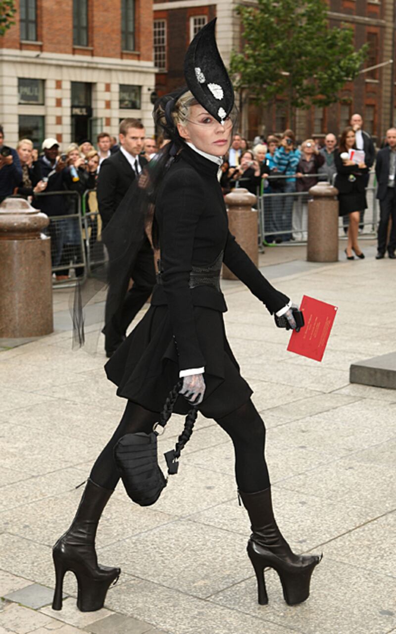 galleries/2010/09/20/alexander-mcqueen-memorial/mcqueen-memorial---guinness_ydffq4