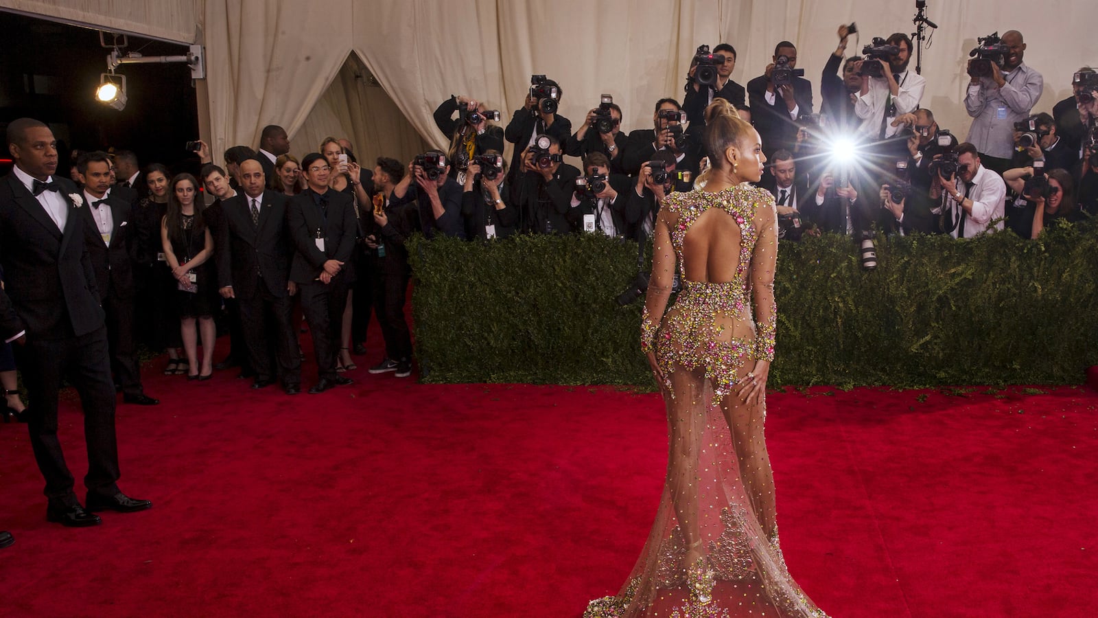 articles/2015/05/05/from-cher-to-beyonce-meet-the-nearly-nudes-of-the-red-carpet/150505-mcnearney-nude-tease_ooazdg