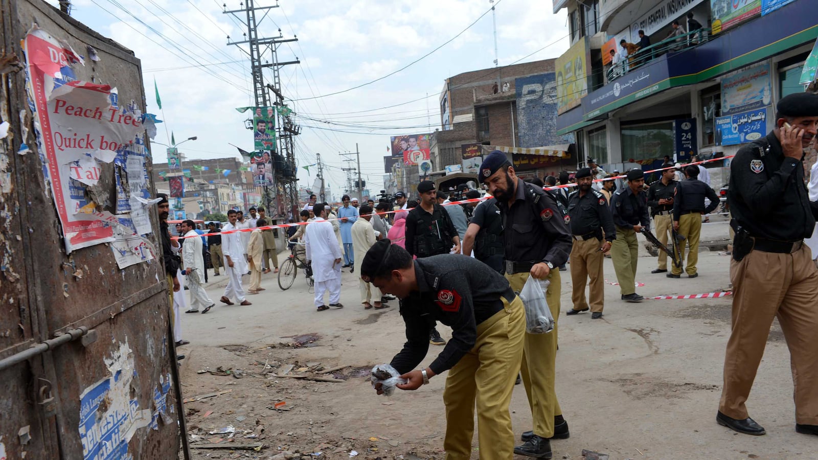 cheats/2013/04/29/suicide-bombing-in-pakistan-kills-7/130429-pakistan-cheat_rcdb1u