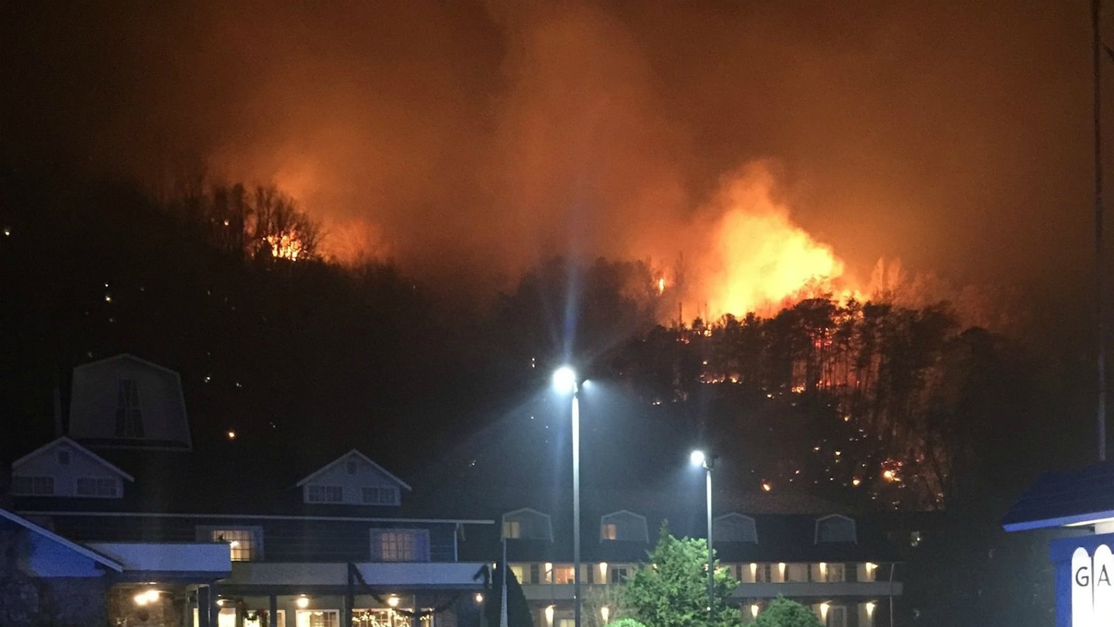 cheats/2016/11/30/at-least-3-dead-in-tennessee-wildfires/161129-tennessee-fires-3-dead-cheat_m94ipd
