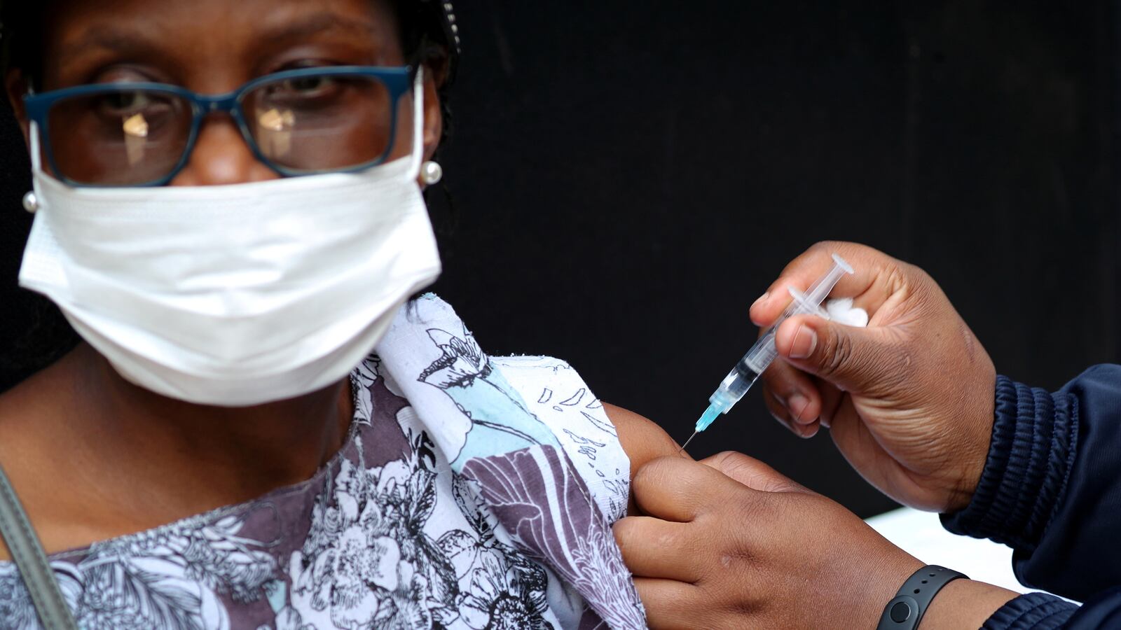 2021-11-29T094453Z_854318614_RC294R9KU2G1_RTRMADP_3_HEALTH-CORONAVIRUS-SAFRICA-VARIANT_dihdmv