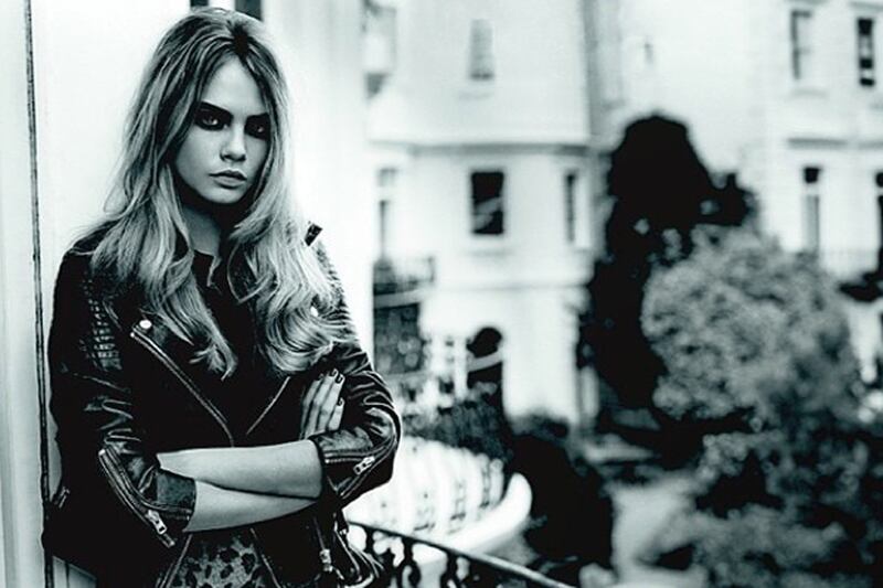 articles/2014/07/28/cara-delevingne-is-topshop-s-solo-star-music-festival-bans-war-bonnets/140728-fashion-topshop-cheat_vfeyqj