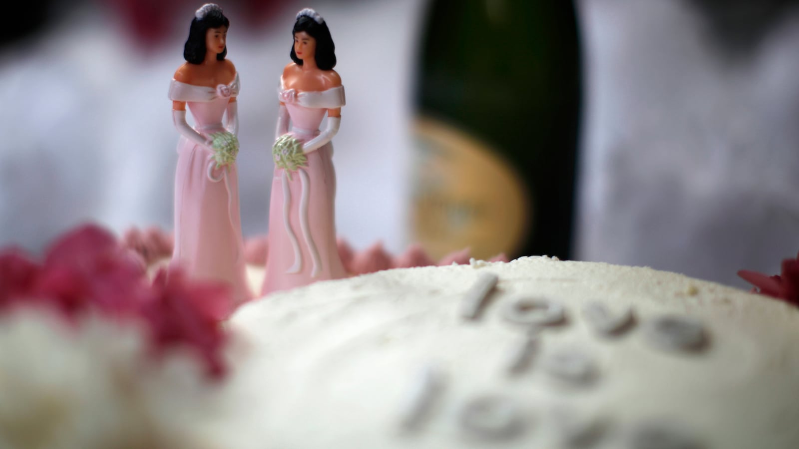 2018-11-19T185742Z_1_LYNXNPEEAI1AR_RTROPTP_4_USA-COURT-GAYMARRIAGE_ist0sg