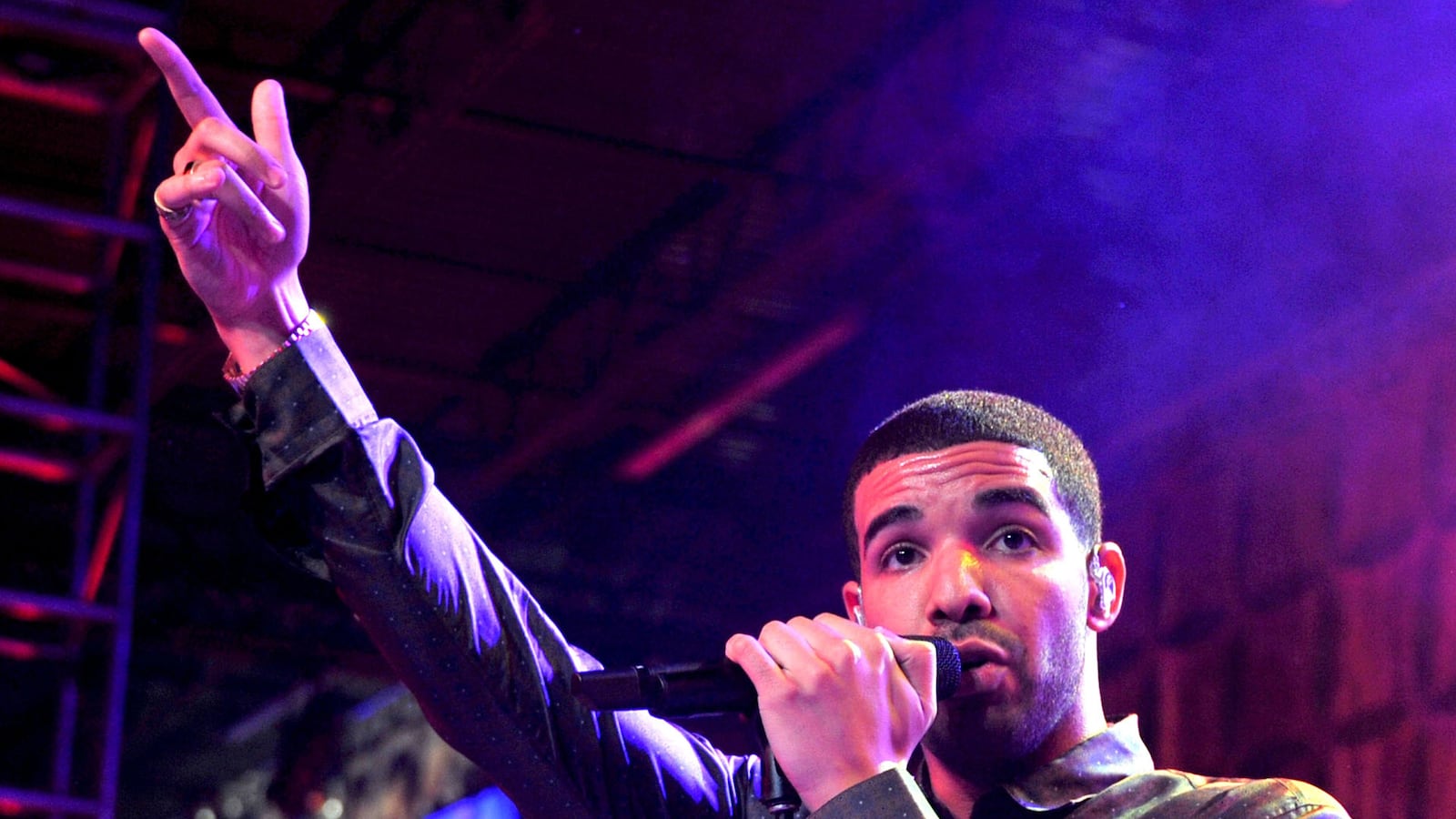 cheats/2013/02/05/drake-gets-rowdy-at-super-bowl-party/130205-drake-party-yolo-cheat_ewonqr