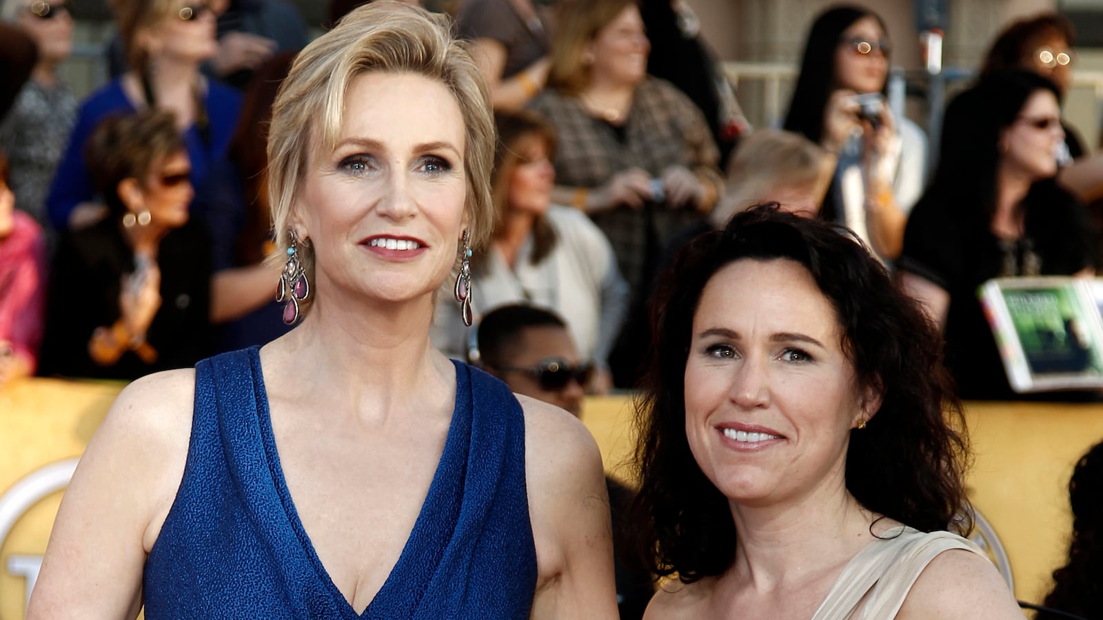 cheats/2013/06/11/jane-lynch-lara-embry-divorcing/130611-jane-lynch-divorce-cheat_ui8q3g