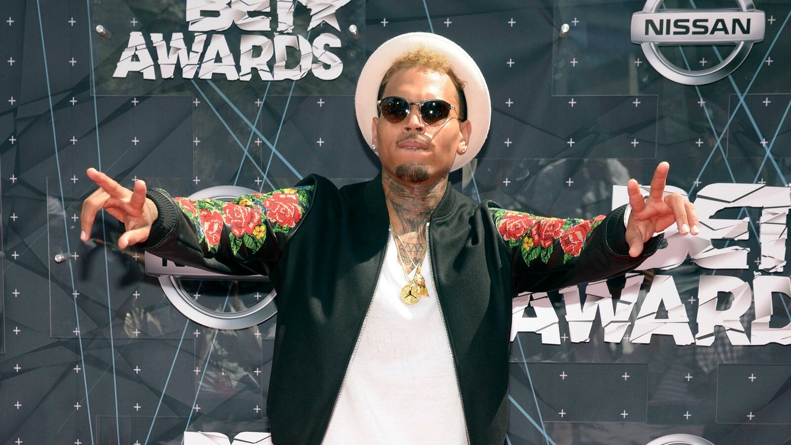 cheats/2016/08/30/woman-chris-brown-pulled-gun-on-me/160830-chris-brown-cheat_rxhluz