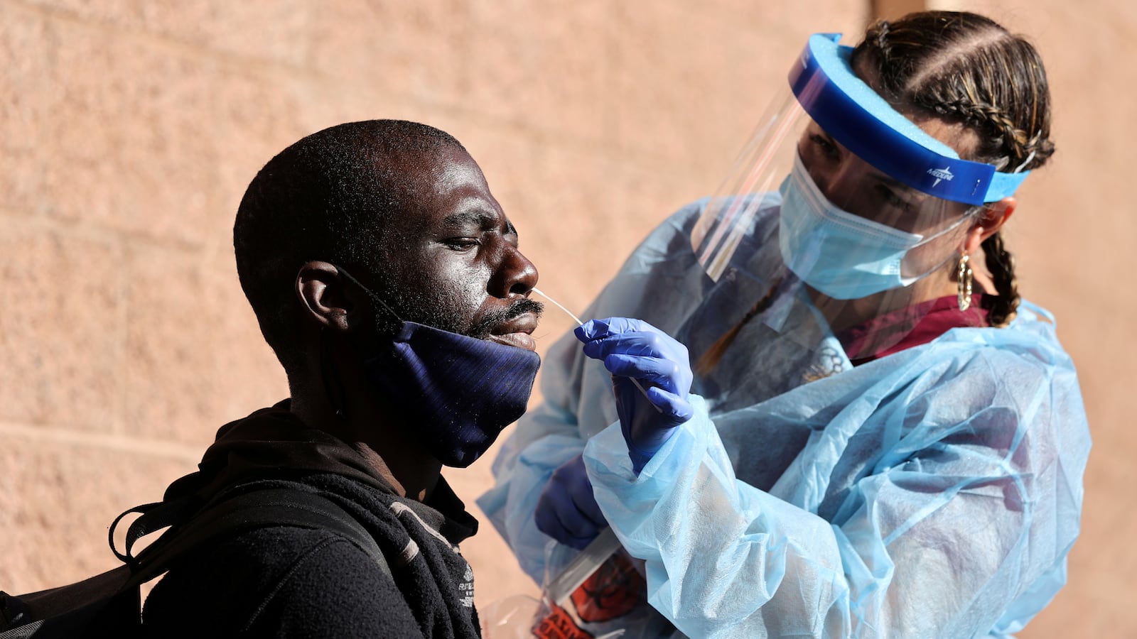 2020-11-26T021223Z_674208250_RC2OAK9UJB8S_RTRMADP_3_HEALTH-CORONAVIRUS-USA_wsovzm