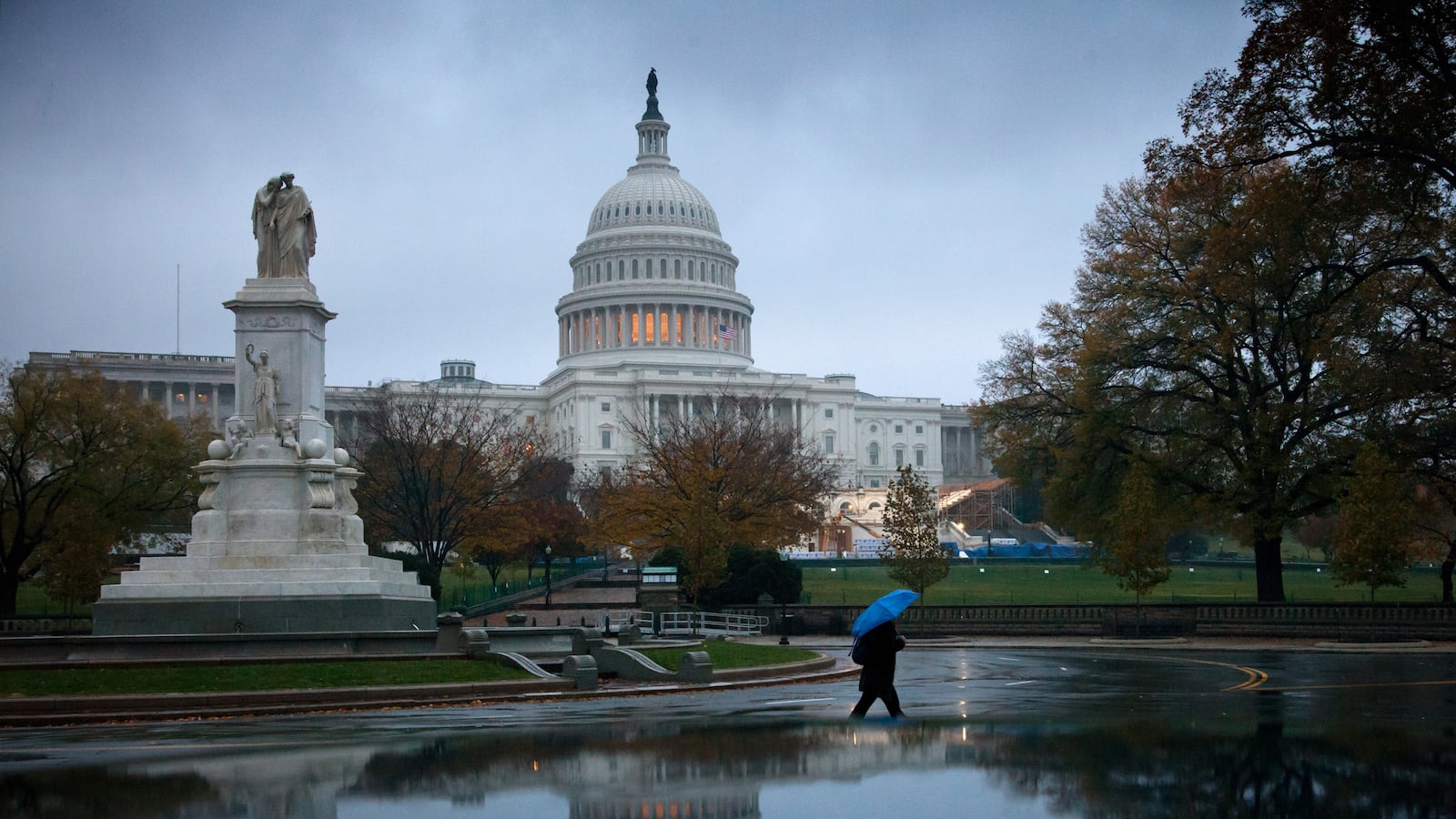 articles/2012/11/13/fiscal-cliff-hostage-situation-should-the-rich-get-soaked/fiscal-cliff-soak-rich-gross-tease_tzoh8a