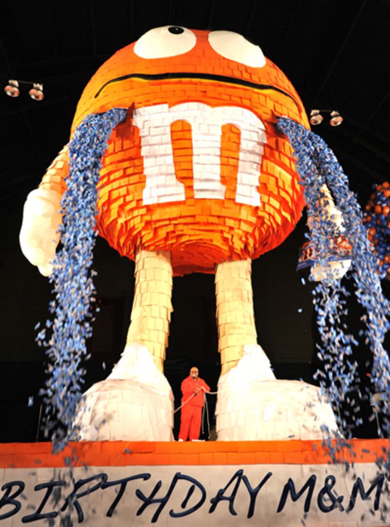 galleries/2011/11/30/world-records-broken-in-2011-photos/world-records-largest-pinata_pxwkvn