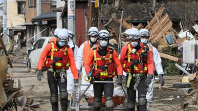 cheats/2011/03/16/high-radiation-cripples-rescue-effort/japanese-workers-evacuate_pmmz4d