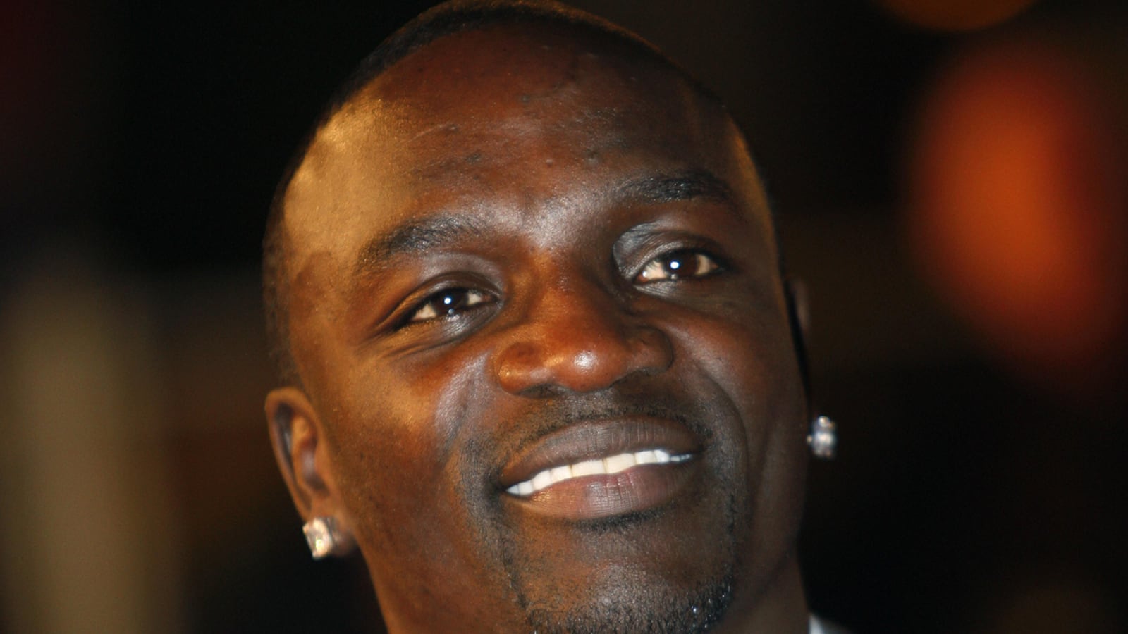 articles/2017/01/31/rapper-akon-takes-aim-at-trump-refugee-ban-that-makes-him-bieber-drake-targets/170131-lavelle-akon-speaks-out-ban-trump_vfhflg