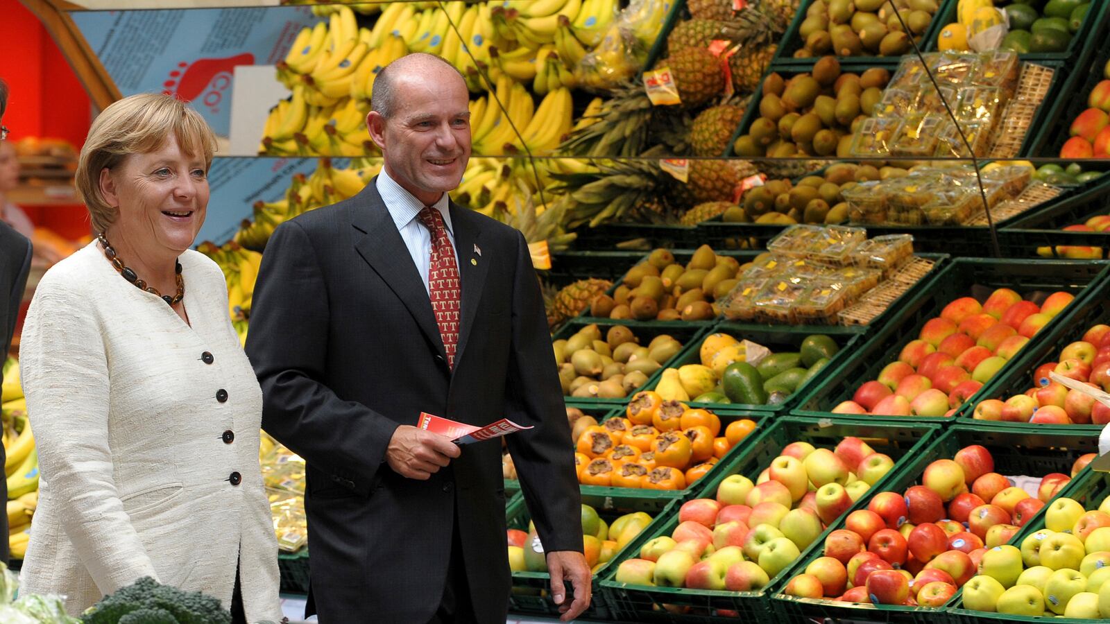 2009-08-20T120000Z_695541190_GM1E58L07QX01_RTRMADP_3_GERMANY-ELECTION_gzpw56