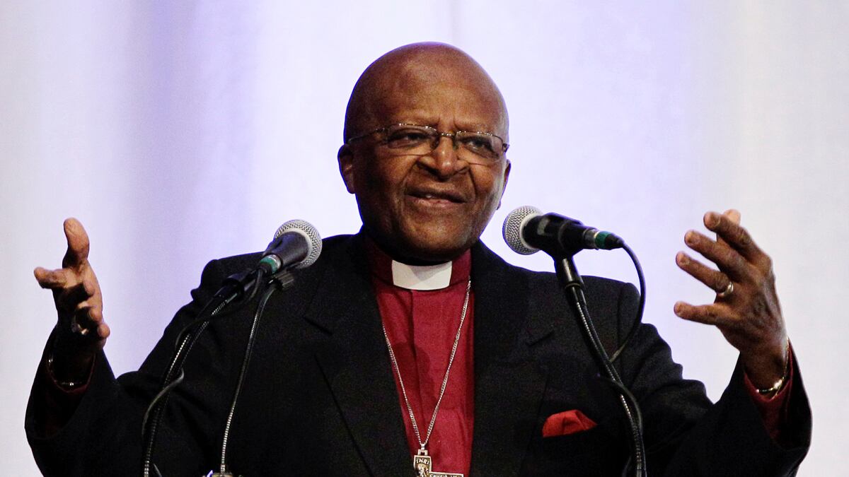 cheats/2011/12/17/desmond-tutu-backs-protesters/desmond-tutu-supports-occupy-wall-street-protestors-cheat_upkfco