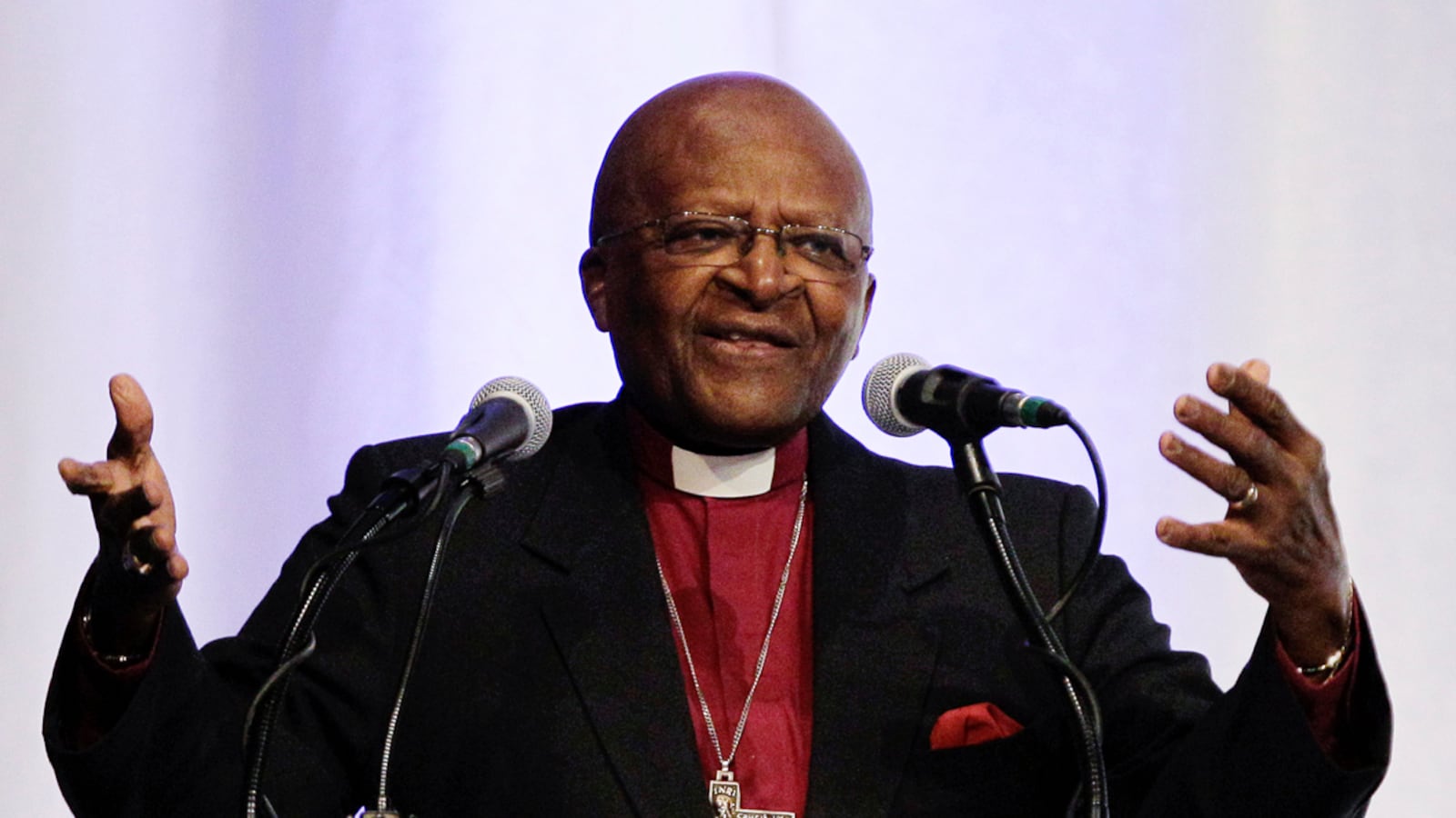 cheats/2011/12/17/desmond-tutu-backs-protesters/desmond-tutu-supports-occupy-wall-street-protestors-cheat_upkfco