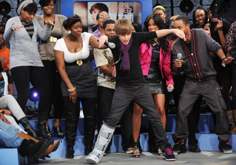 galleries/2011/02/10/justin-bieber-movie/bieber-movie---dance-w-crowd_tpkzrf