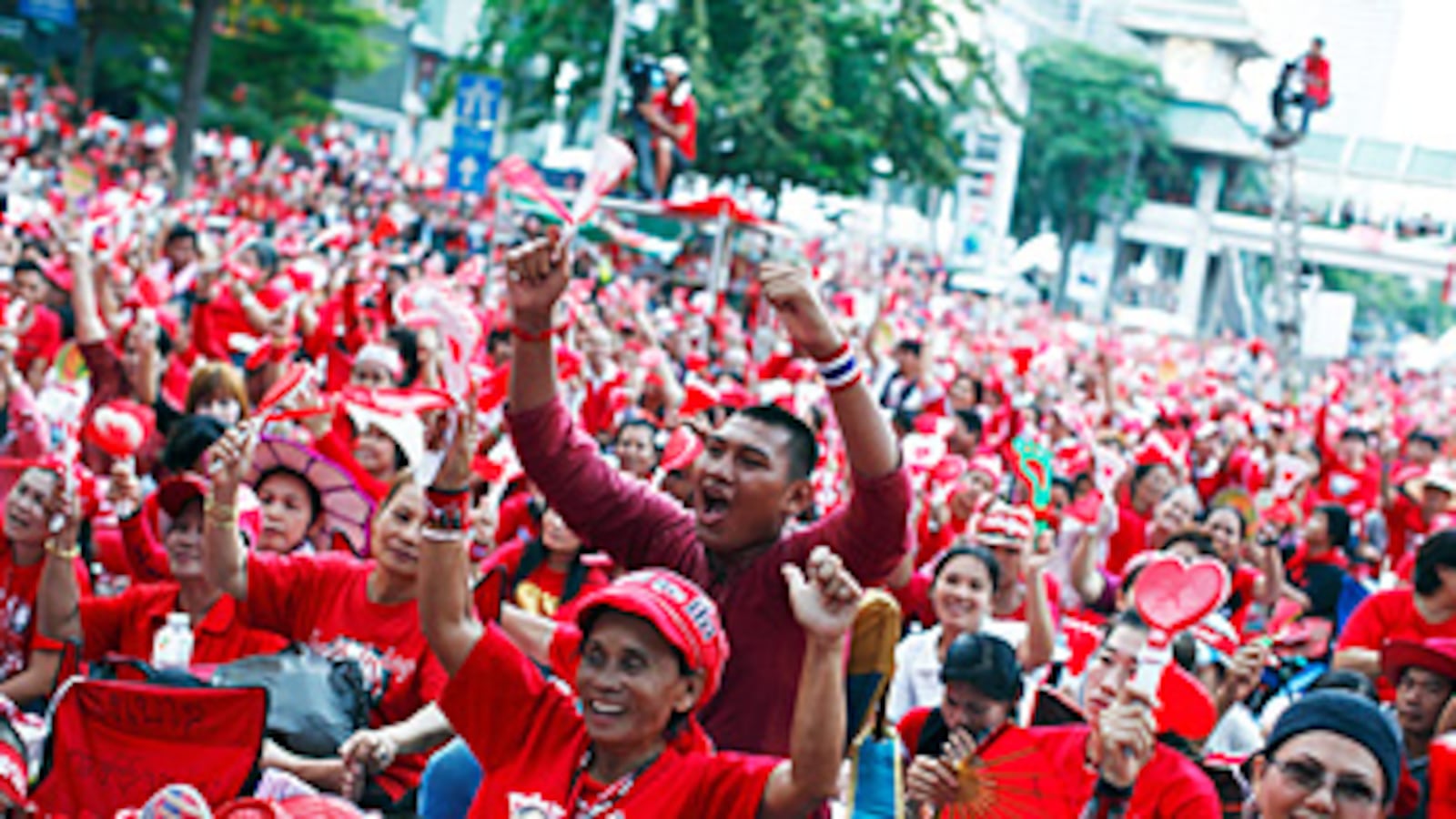 cheats/2010/04/12/thai-protesters-arent-backing-down/red-shirt-rioters_ab5oaq