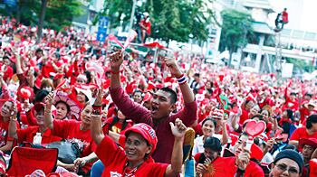 cheats/2010/04/12/thai-protesters-arent-backing-down/red-shirt-rioters_ab5oaq